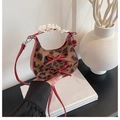 Detalle del bolso de piel sintética de leopardo con ribete de cuero rojo y asa de encaje - Leopardo Rojo
