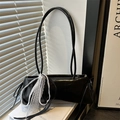 Dettaglio borsa baguette nera lucida con fiocco in pizzo bianco e spalline sottili lunghe - Nero