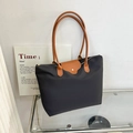 Klassische schwarze Nylon-Tragetasche mit braunen Ledergriffen und Gold-Druckknopf - Braun