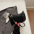 Sac à main en cuir grainé noir avec breloques fraises rouges et bandoulière en chaîne dorée - Noir