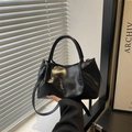 Minimalistische schwarze glänzende Lederbeuteltasche mit Griffen und Schultergurt - Schwarz