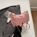 Sac sous le bras rose texture litchi avec chaîne amovible et pendentif fraise - Rose