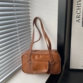 Borsa a spalla in pelle cerata color caramello con cuciture a contrasto e tasca frontale - Marrone