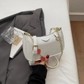 Sac à épaule blanc à motif litchi avec chaîne dorée et breloques fraises rouges décor - Blanc