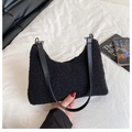 Grande borsa hobo nera in ecopelliccia con tracolla in pelle regolabile stile minimal - Nero
