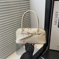 Retro-Handtasche aus cremefarbenem Kunstleder mit Ziergürtel und goldener Hardware - Weiß