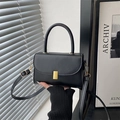 Sac à main structuré noir classique avec boucle dorée et bandoulière réglable à la main - Noir