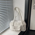 Borsa a spalla minimalista in pelle cerata bianca con tasca frontale e dettagli argento - Bianco
