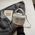 Weiße gesteppte Mini-Kosmetiktasche mit Silberkette und Herz-Anhängern - Weiß