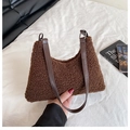 Grande borsa tote marrone scuro in peluche con manici in pelle per uno stile invernale - Marrone