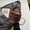 Braune gesteppte Lackleder-Mini-Box-Tasche mit Herz-Reißverschluss und Kettenriemen - Braun