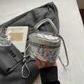 Schicke silberne Mini-Stepptasche mit Herzanhänger und Metallkettenriemen für Damen - Silber