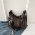 Grande borsa tote retrò marrone scuro con logo dorato su sfondo denim, stile moda 2025 - Marrone