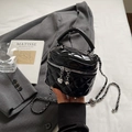 Mini sac boîte noir matelassé avec pendentif coeur et chaîne argentée porté main - Noir