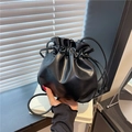 Secchiello minimalista in pelle PU nera con elegante design a pieghe stile nuvola - Nero