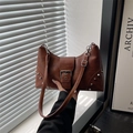 Grand sac demi-lune rétro marron avec rivets argentés et boucle en cuir de qualité - Marron