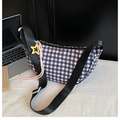 Bolso bandolera de cuadros blanco y negro con colgantes de estrellas y correa ancha - Con Colgante / Negro