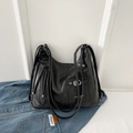 Elegante borsa tote in ecopelle nera con cerniere multiple e dettagli in anelli metallici - Nero