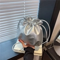 Borsa a secchiello argento minimalista con chiusura a coulisse in ecopelle metallizzata - Argento