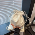 Mini borsa a secchiello a nuvola in pelle PU bianco avorio con tracolla elegante - Bianco