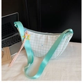 Bolso bandolera de media luna a cuadros verde menta con estampado y colgante de estrella - Con Colgante / Verde