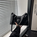 Sac à bandoulière punk à rivets noirs avec boucles argentées et finition mate - Noir