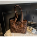 Sac fourre-tout tendance à motif léopard avec anses marron dans un décor moderne - Marron