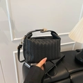 Sac à main rétro en cuir tressé noir avec détails dorés et bandoulière réglable - Style Tressé Noir (7231)