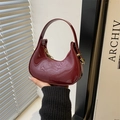 Mini sac à main demi-lune en cuir verni rouge foncé avec finition brillante et dorure - Rouge