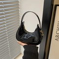 Sac à main demi-lune en cuir verni noir brillant avec détails de clous dorés - Noir