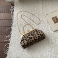 Detailansicht der Leoparden-Plüschtasche mit goldenem Metallgriff und feiner Kettenriemen - Braun