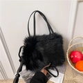 Bolso tote elegante de piel sintética negra con textura de peluche y correa ajustable - Negro