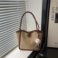 Minimalistische beige shopper met bruine bies en een schattige pluche hanger - Met Hanger / Khaki