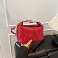 Sac Boston en cuir tressé rouge foncé avec boucle dorée et bandoulière réglable - Style Tressé Rouge (7231)