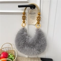 Sac à main demi-lune en fausse fourrure grise avec poignée perlée style bohème - Gris