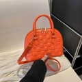 Elegante borsa a conchiglia arancione con motivo a scacchi e cerniera dorata - Arancione