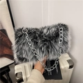 Borsa a spalla in finta pelliccia bianca e nera con tracolla a catena argentata - Nero