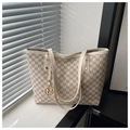 Sac cabas beige avec motifs de lettres M grises et pendentif en métal doré élégant - Blanc
