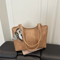 Braune Shopper-Tasche aus Kunstleder mit Vintage-Textur und gemustertem Seidenschal - Khaki