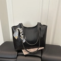 Große schwarze Tragetasche mit weißen Kontrastnähten und Seidenschal-Accessoire für Damen - Schwarz