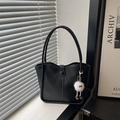 Zwarte minimalistische kunstleren shopper met een schattige pluche tas-hanger - Met Hanger / Zwart