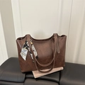 Braune Shopper-Tasche aus Leder mit Seidentuch am Griff und weißen Kontrastnähten - Dunkelbraun