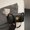 Klassische schwarze matte Lederumhängetasche mit goldener Schnalle und breitem Riemen - Schwarz