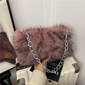 Borsa a tracolla in pelliccia sintetica rosa-viola con catena in argento e punte sfumate - Rosa