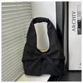 Détail d'un sac à main en velours côtelé noir avec un grand nœud et une texture côtelée - Sans Pendentif / Noir