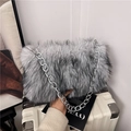 Borsa a spalla in ecopelliccia grigio sfumato con spessa tracolla a catena argento - Bianco