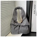 Vue détaillée du sac cabas en velours côtelé gris avec texture nervurée et grand nœud - Sans Pendentif / Gris