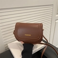 Bolso de hombro marrón en cuero PU con texto FASHION dorado y correa ajustable - Marrón