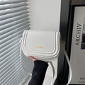 Mini borsa a tracolla bianca moderna con logo Fashion dorato e sfondo con ombre a righe - Bianco