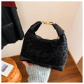Detail van zwarte hobo-tas met luipaardprint, gouden gesp en logo in reliëf op leer - Zwart